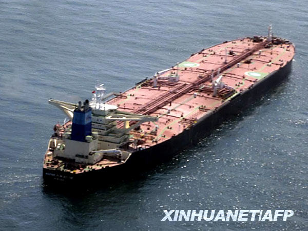Piratas somalíes secuestran petroleto greco