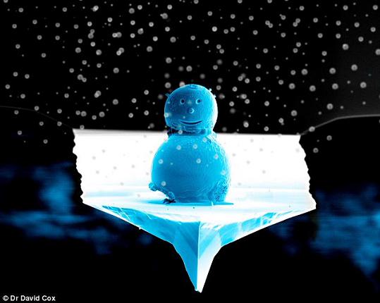 Científicos logran producir el muñeco de nieve más pequeño en el mundo, cuya anchura es quinta parte de cabello humano
