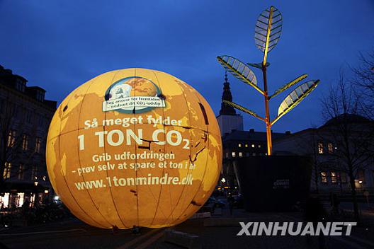 Aparece en Copenhague enorme globo para instar a reducir emisiones