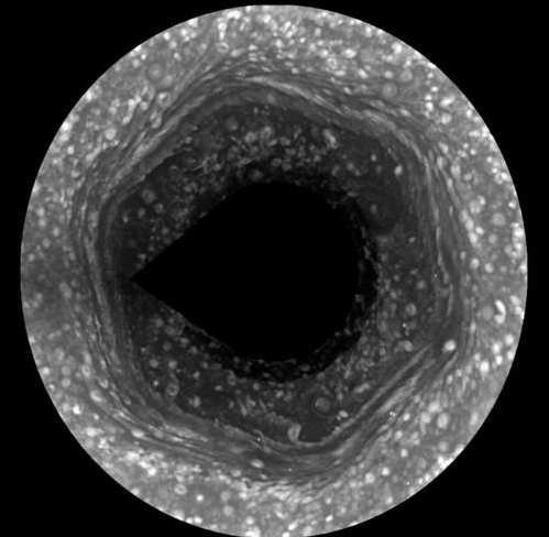 Nave espacial de NASA fotografía misterioso cuerpo de nube hexagonal, cuyo vano es 2 veces el diámetro de la Tierra