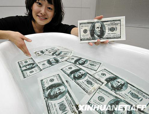 Bañarse con “billetes”