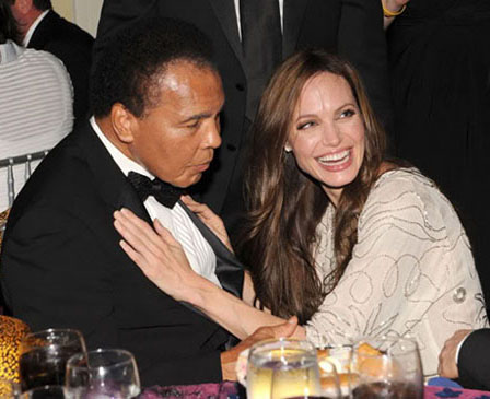 En compañía de Pitt, Jolie asiste a una cena y se lanza a los brazos del boxeador campeón Ali dejando un ligero beso en su cuello
