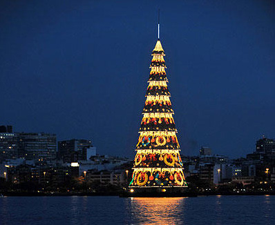Encendido árbol de Navidad sobre Agua, el mayor de su tipo en el mundo, en Río de Janeiro de Brasil
