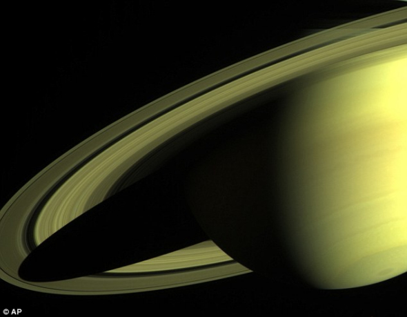 La misión Cassini fotografia anillo de Saturno de color natural