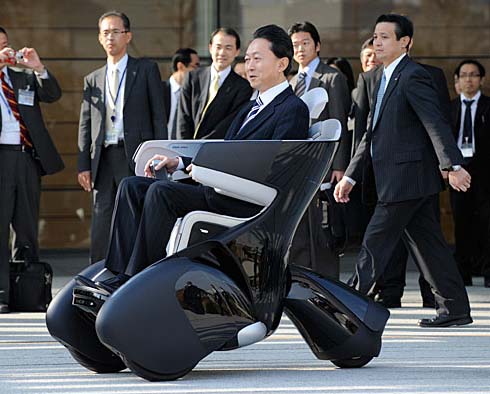 El primer ministro japonés Hatoyama prueba la conducción del vehiculo i-Read