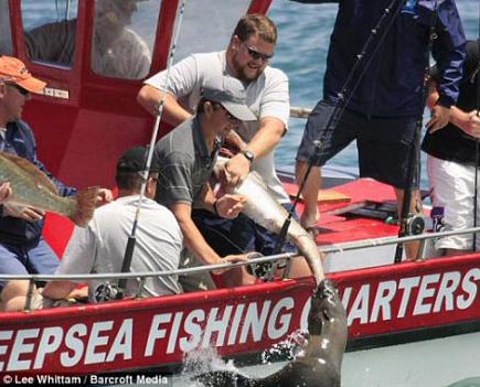 Loón marino y pescador se dispuntan pescado