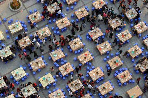 Se celebró en Shenzhen un gran banquete de más de 1500 mesas a lo largo de una calle con la participación de diez mil personas