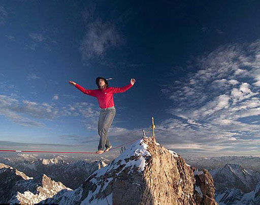 Aventurero austriaco hace equilibrio en cuerda floja en la cumbre más alta de Alemania
