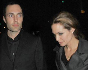 Angelina Jolie va de la mano con su hermano y aparece nerviosa y su padre sostiene que los medios dicen cosas disparadas