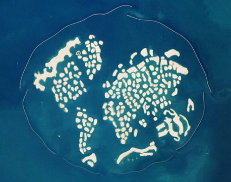 La NASA de EEUU publicó una serie de fotos demostrando el hundimiento progresivo de las Islas Mundiales de Dubai
