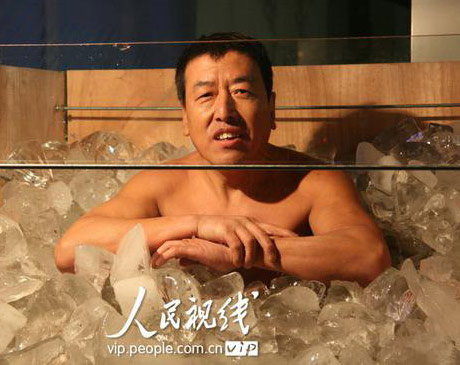 Un hombre de Mudanjiang se mantiene durante 112 minutos en hielo creando un récord Guinness en resistencia a la baja temperatura