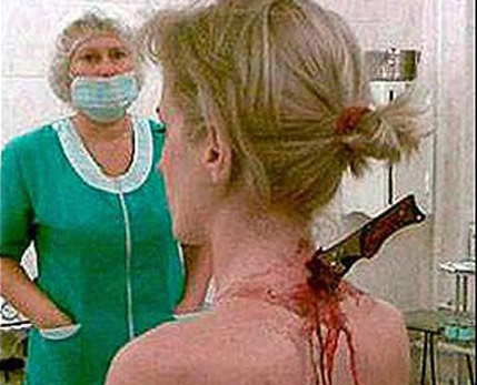 Una mujer rusa fue acribillada por bandidos sin darse cuenta de ello y vuelve a casa con el cuchillo en el cuello