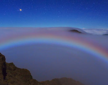 Un fotógrafo captó la imagen de “arco iris de la luna” en la boca del Volcán Hawai
