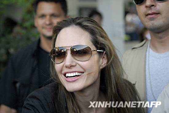 Angelina Julie visita a haitianos damnificados del seísmo