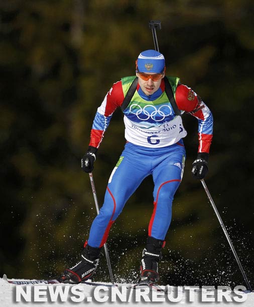 Ruso Evgeny Ustyugov gana oro olímpico en biatlón varonil salida masiva 15 km