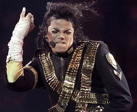 Las cuatro horas misteriosas antes de la muerte de Michel Jackson: 13 pinchazos y 25 heridas en su cuerpo