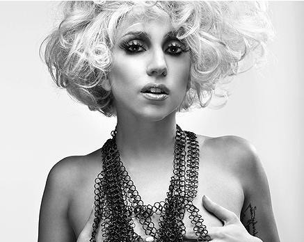 Lady GaGa posa desnuda de cintura para arriba para la portada de una revista, imagen que le espanta a sí misma hasta hacerle llorar