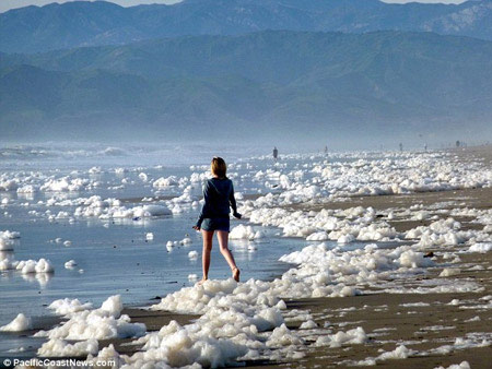 El tsunami ha convertido las costas de California en “piscinas de burbujas”