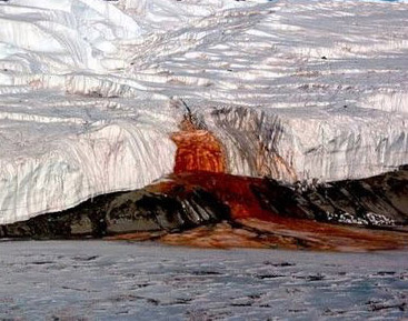 Gran cantidad de líquido rojo sale del glaciar de la Antártida formando una “catarata de sangre”