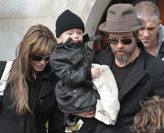 Se presentan en púbico Jolie y Pitt con sus gemelos en brazo