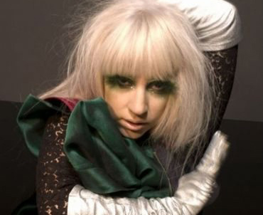 Lady Gaga, tumbada en el escenario de Nueva Zelanda, terminó su canción
