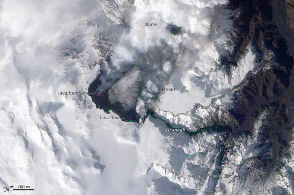 Imagen atractiva de un volcán en erupación en Islandia