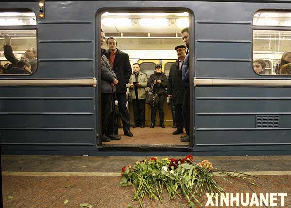 Metro de Moscú recuperó servicios al público, tras atentados de explosión