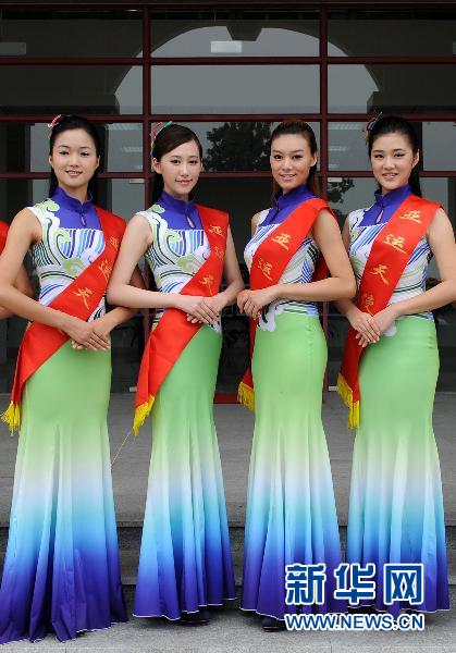 Aparecen en público 500 edecanas para Juegos Asiáticos de Guangzhou