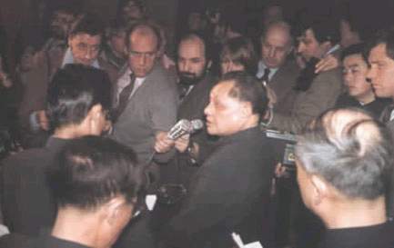 13. En 1982, Deng Xiaoping se entrevistó con medios chinos y extranjeros en Beijing. 