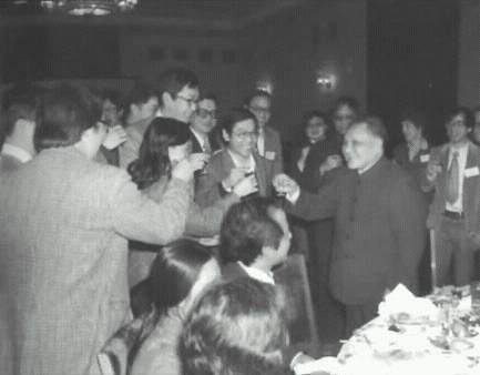 12. En enero de 1980, eruditos chinos de ultramar participantes de un forum de física de partículas hicieron los mejores votos por la salud y longevitud de Deng Xiaoping.