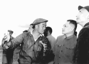 11. El 16 de julio de 1964, Deng Xiaoping, realizó una gira de inspección por el Campo Petrolífero de Daqing. La foto muestra al líder escuchando el informe hecho por Wang Jinxi, trabajador ejemplar denominado “hombre de hierro”.