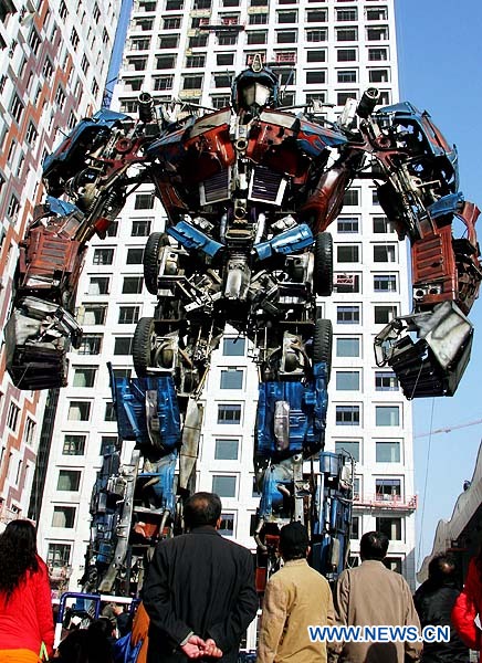 Construyen modelo de "Transformer" con automóviles desechados