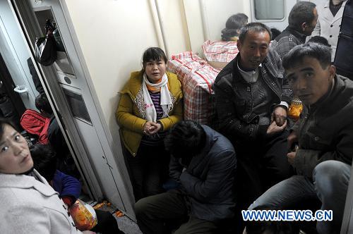 Trabajadores migrantes chinos que no pueden pagar tren emprenden difícil viaje por otros medios
