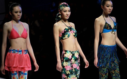Modelos presentan trajes de baño de Hosa en la Semana de la Moda de China