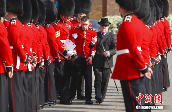 Guardia en ensayo de boda real británica se desmaya por calor