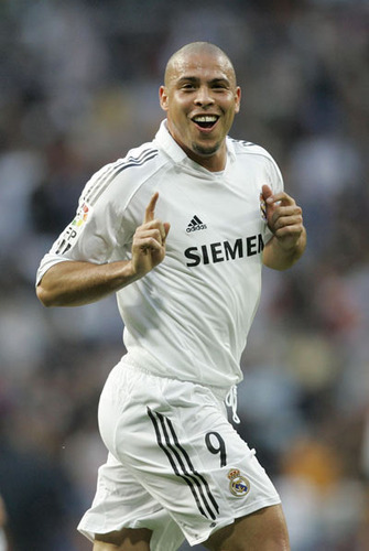 Ronaldo apuesta por los blancos en el duelo del bernabéu