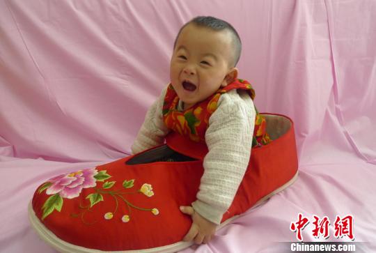 Zapatos gigantes bordados hechos a mano en Qingyang, Gansu