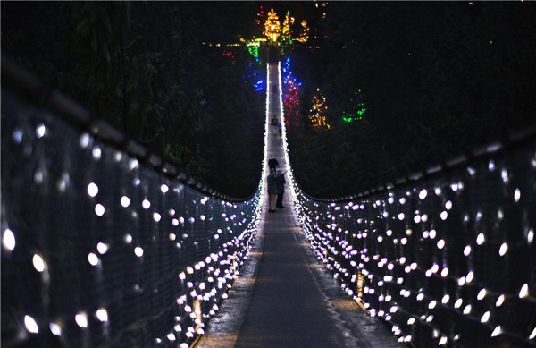 Puente colgante decorado con luces de Navidad