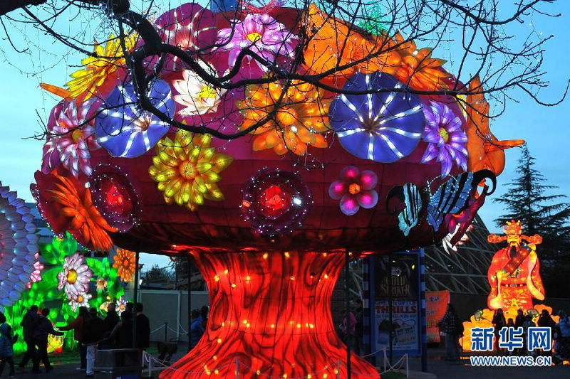 Linternas chinas iluminan la Navidad en EE.UU