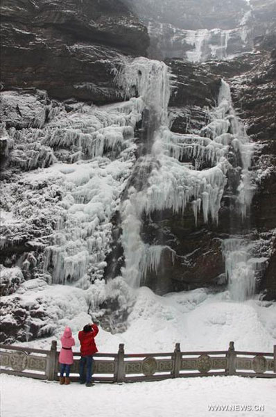 Cascada congelada en la montaña de Lushan 