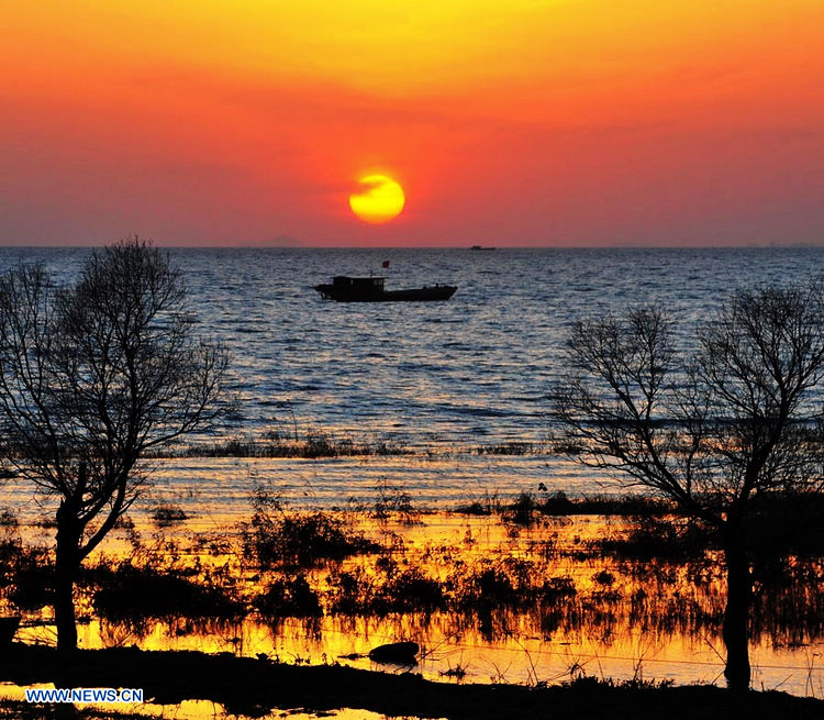 Bello paisaje del lago Chaohu al crepúsculo en Anhui
