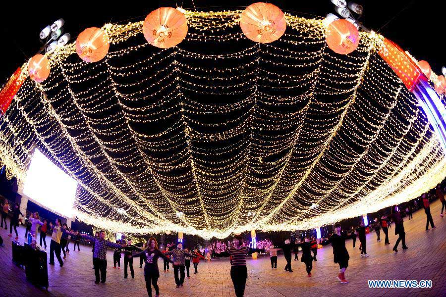 Ciudad de Chongqing decorada con luces para saludar al Festival de Primavera
