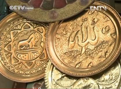 Artesanías de bronce adornan las calles de Bagdad