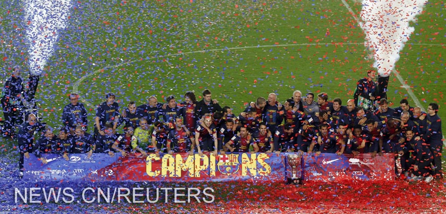 Fútbol: Barcelona recibe título de campeón con victoria 2-1 sobre Valladolid