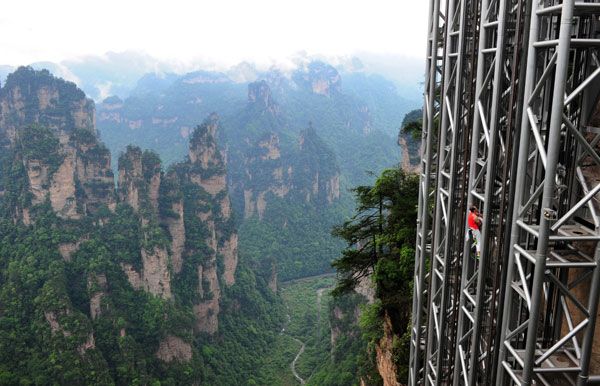‘Hombre araña’ francés escala ascensor exterior más alto del mundo