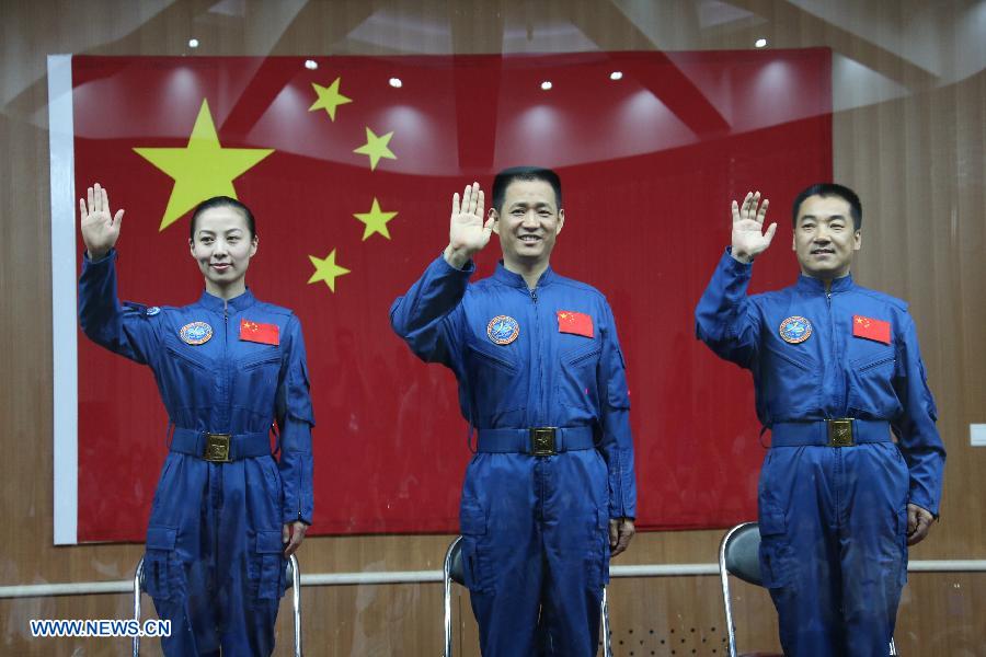 Astronautas de Shenzhou-10 se reúnen con periodistas