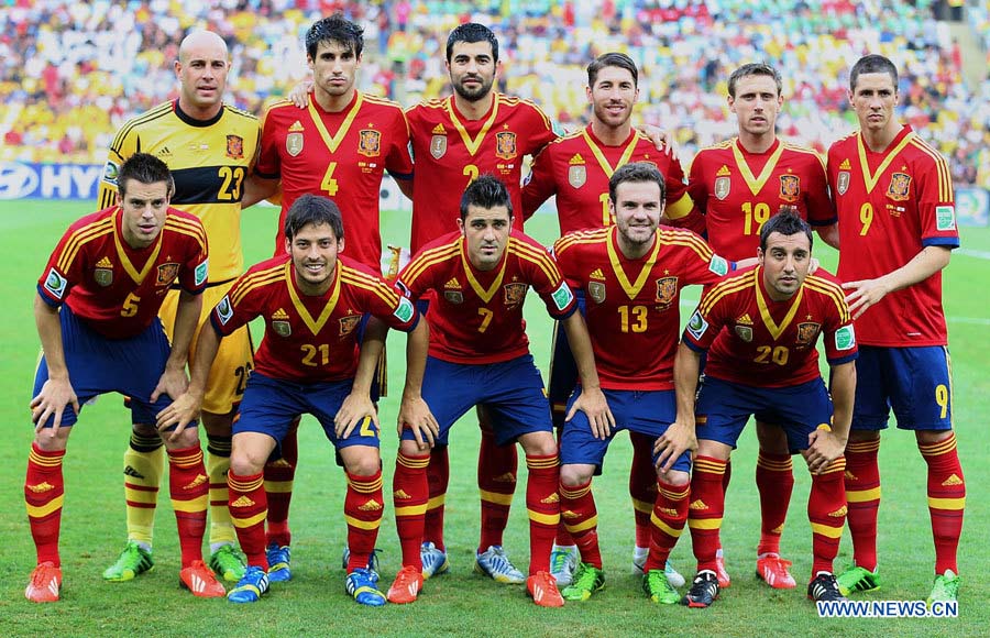España marca diferencia entre fútbol profesional y amateur