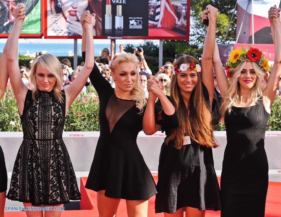 Festival de Cine de Venecia: Directora de "Ucrania no es un burdel" posa con activistas de Femen en alfombra roja