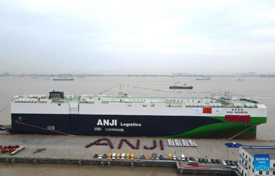 Zarpa el buque carguero de autos más grande del mundo construido por China